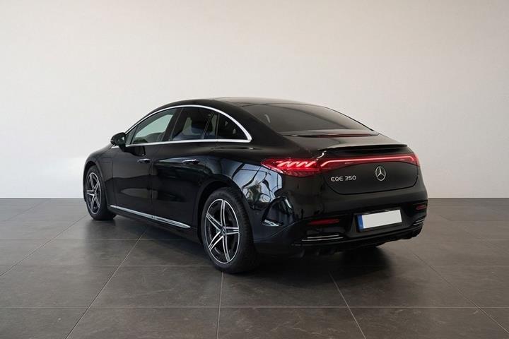 Sort Mercedes EQE350+ fra 2024