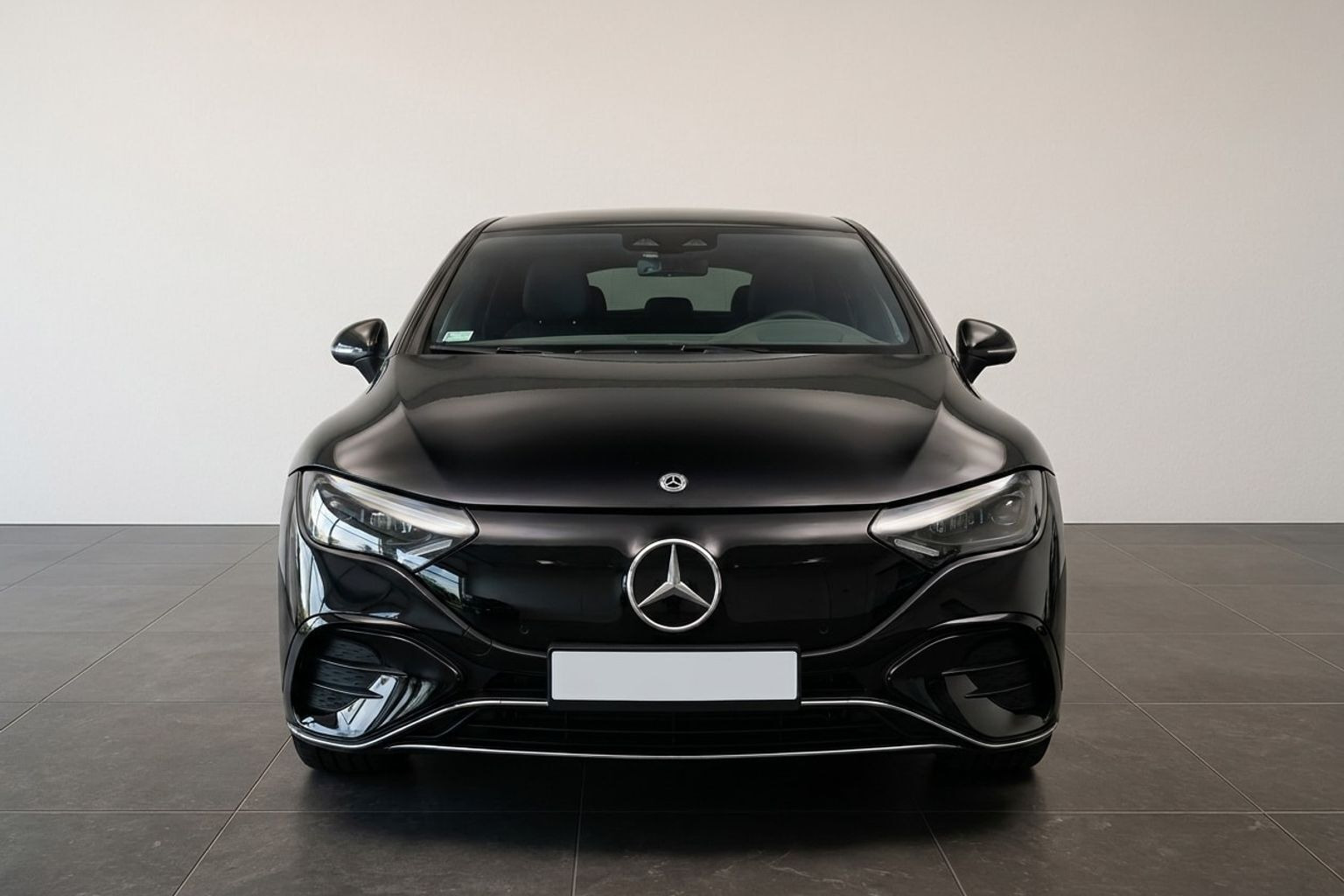 Sort Mercedes EQE350+ fra 2024