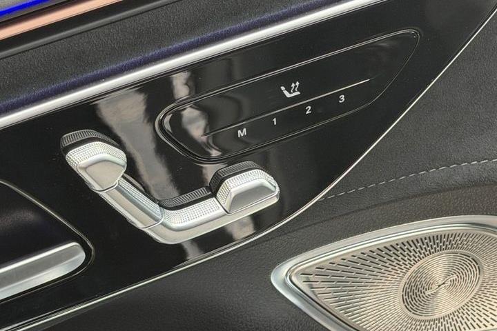Sort Mercedes EQE350+ fra 2024