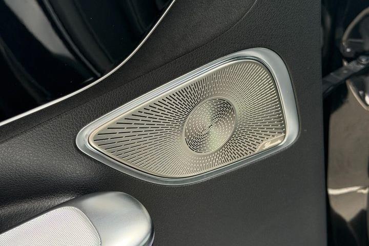 Sort Mercedes EQE350+ fra 2024
