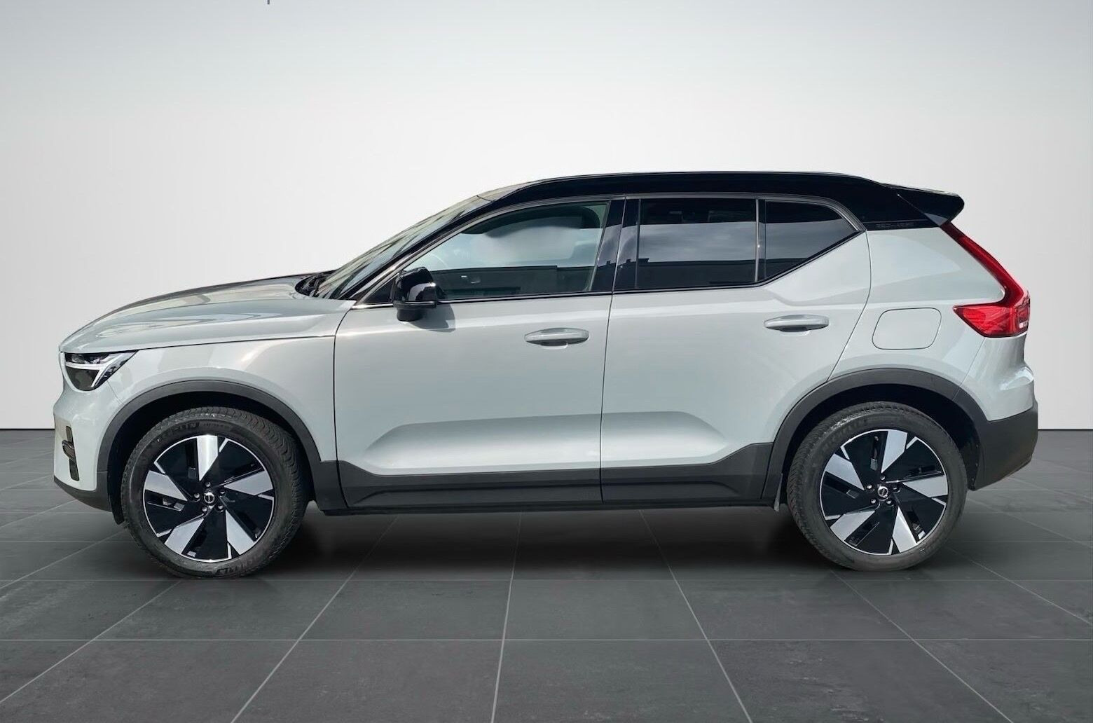 Grå Volvo XC40 fra 2023