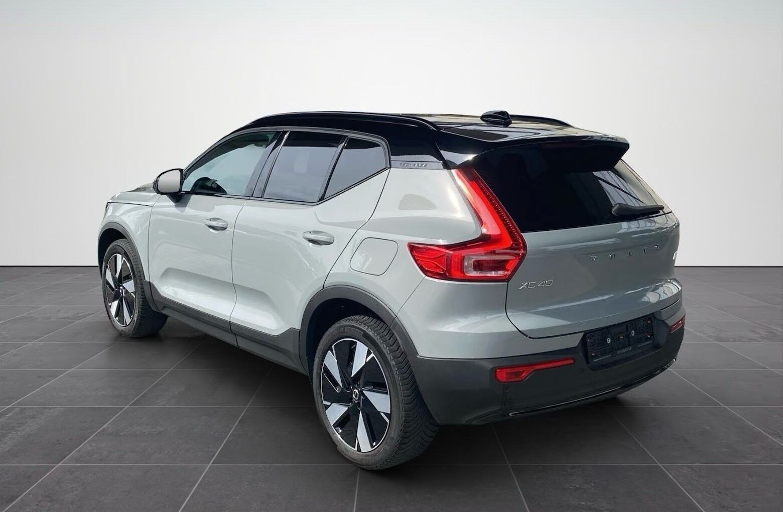 Grå Volvo XC40 fra 2023
