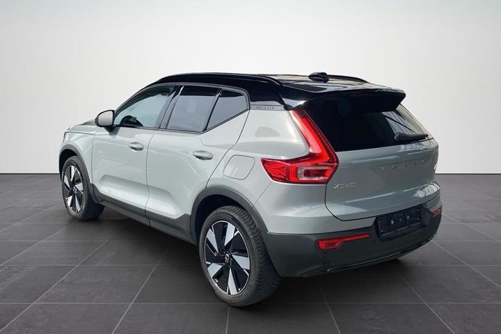 Grå Volvo XC40 fra 2023