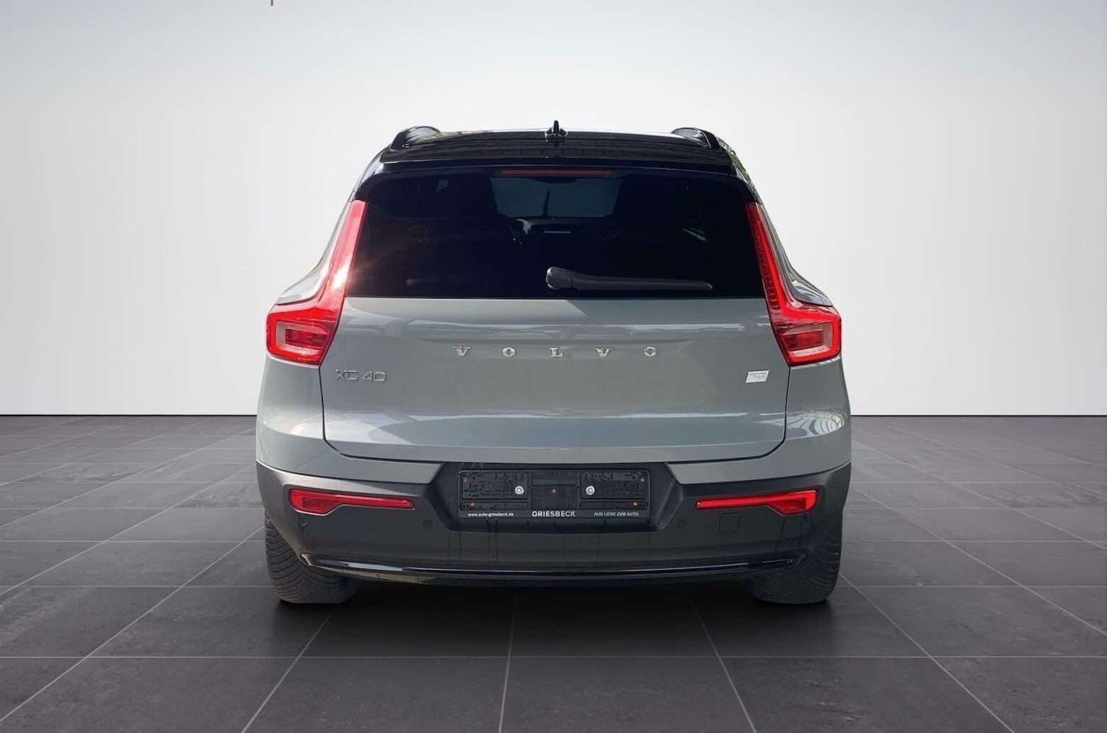 Grå Volvo XC40 fra 2023