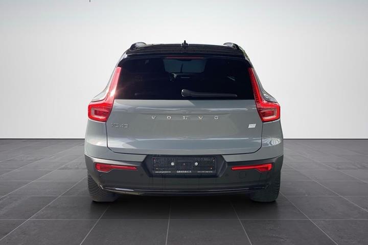 Grå Volvo XC40 fra 2023