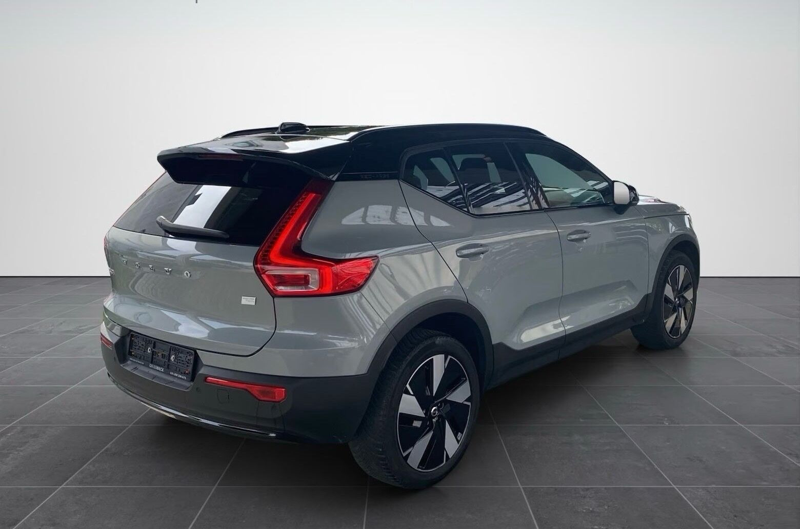 Grå Volvo XC40 fra 2023
