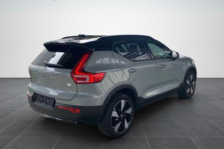 Grå Volvo XC40 fra 2023