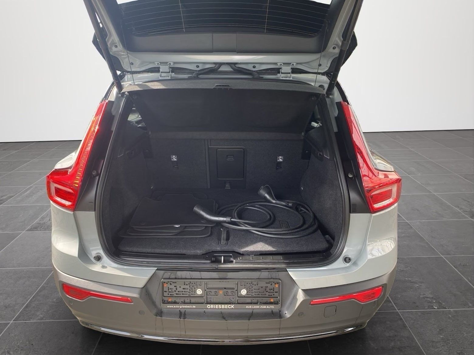 Grå Volvo XC40 fra 2023