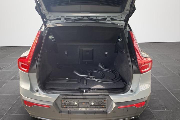 Grå Volvo XC40 fra 2023