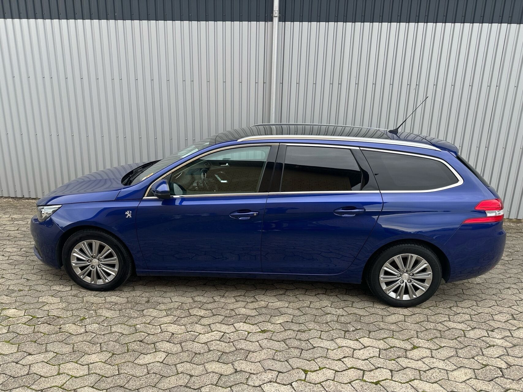 Blå Peugeot 308 fra 2018