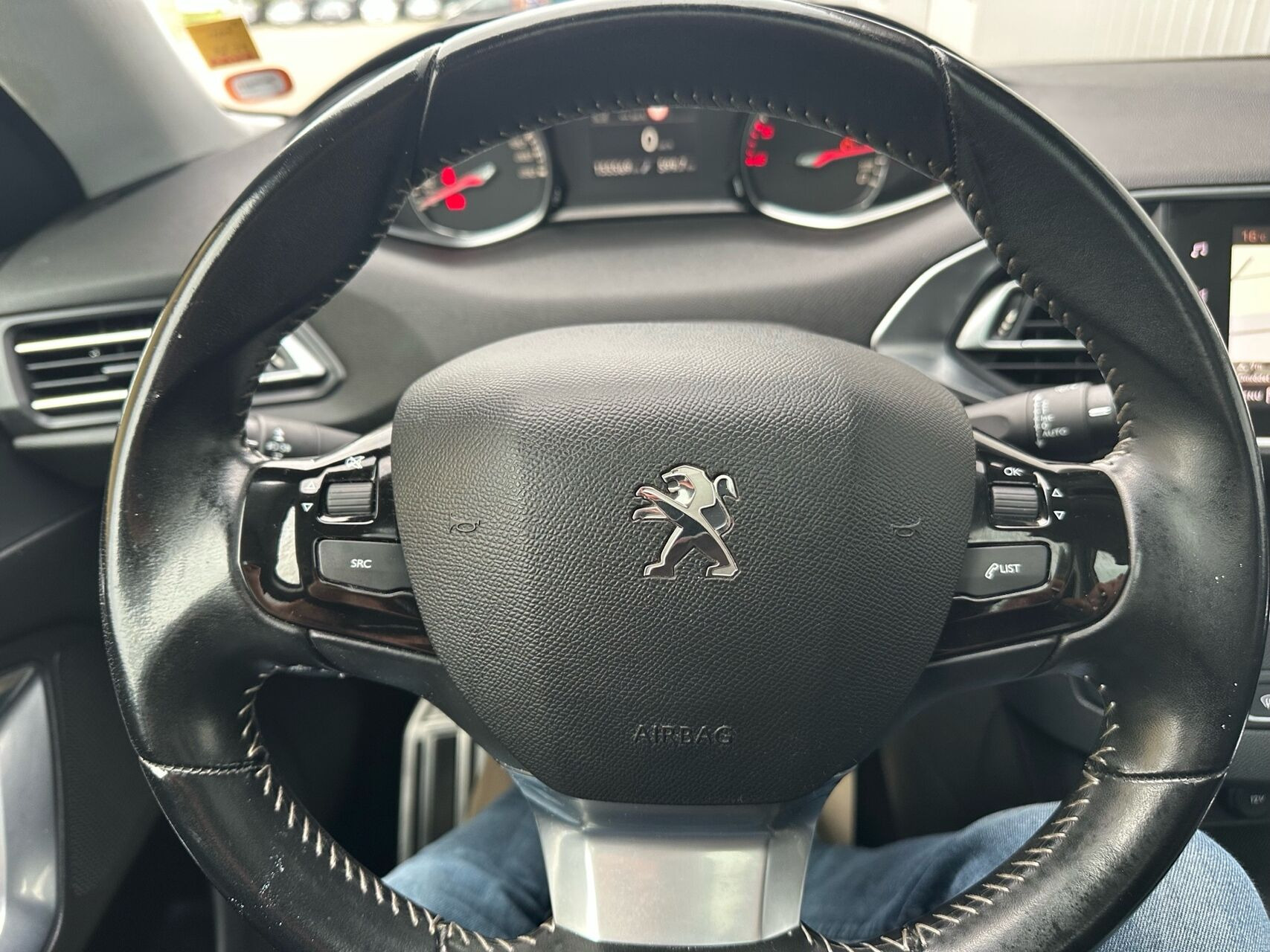 Blå Peugeot 308 fra 2018
