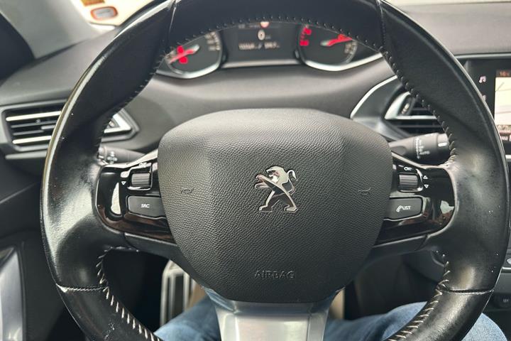 Blå Peugeot 308 fra 2018
