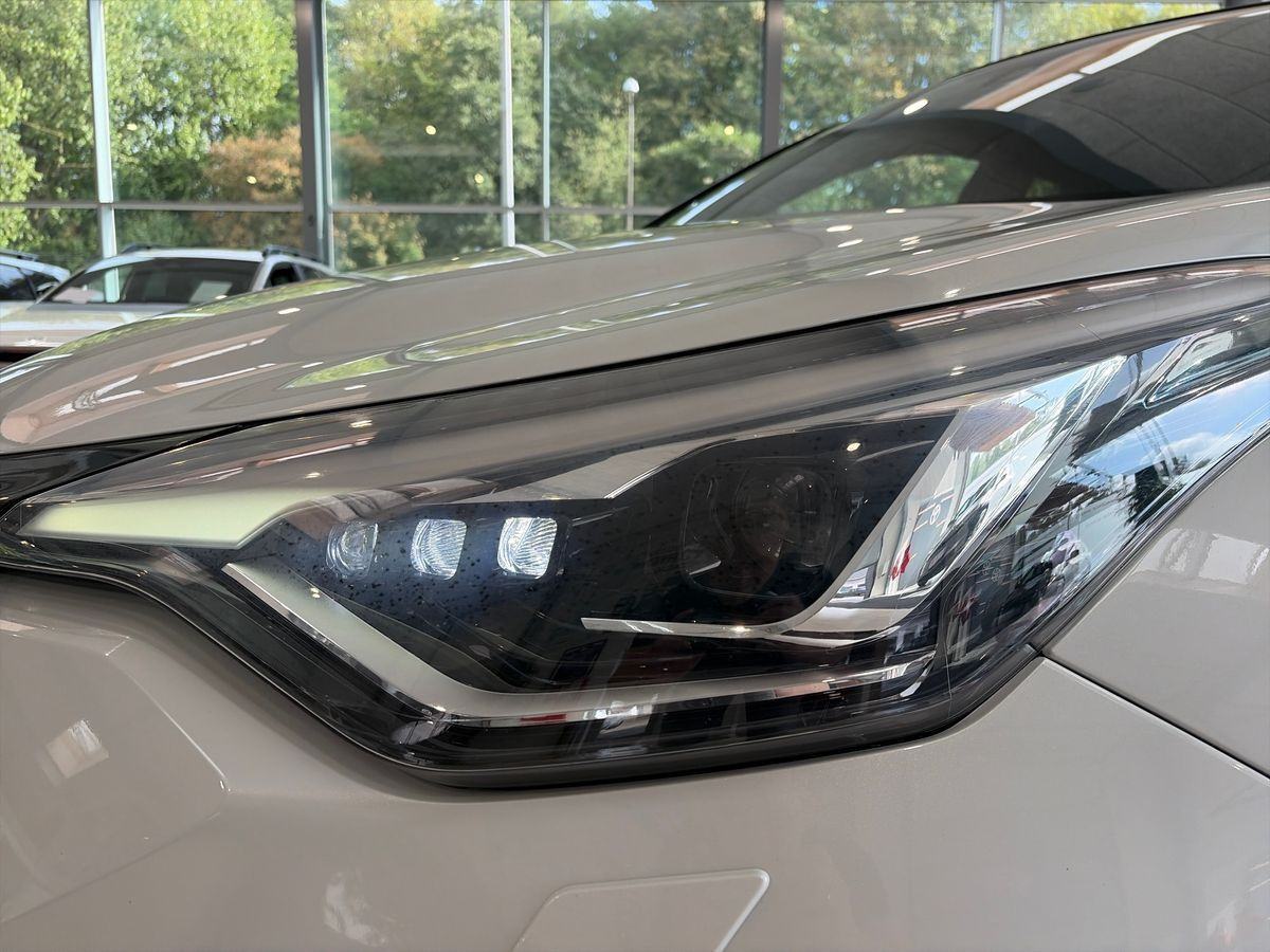 Hvid Toyota C-HR fra 2021