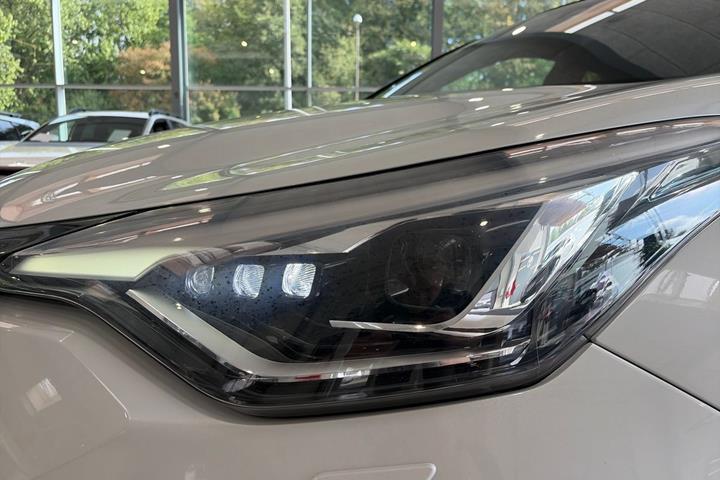 Hvid Toyota C-HR fra 2021