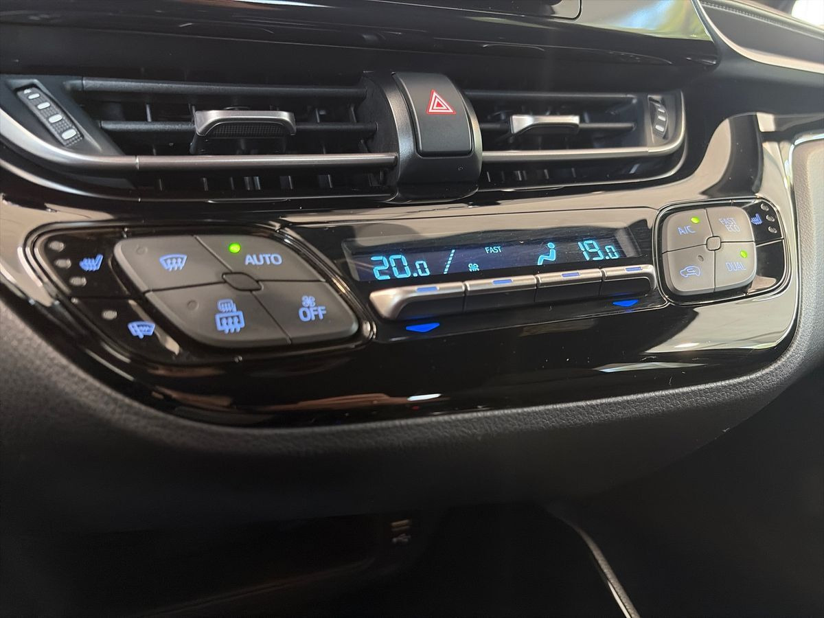 Hvid Toyota C-HR fra 2021