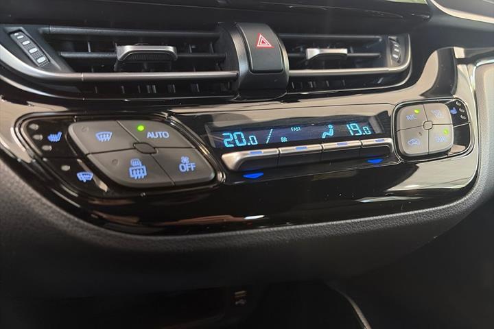 Hvid Toyota C-HR fra 2021