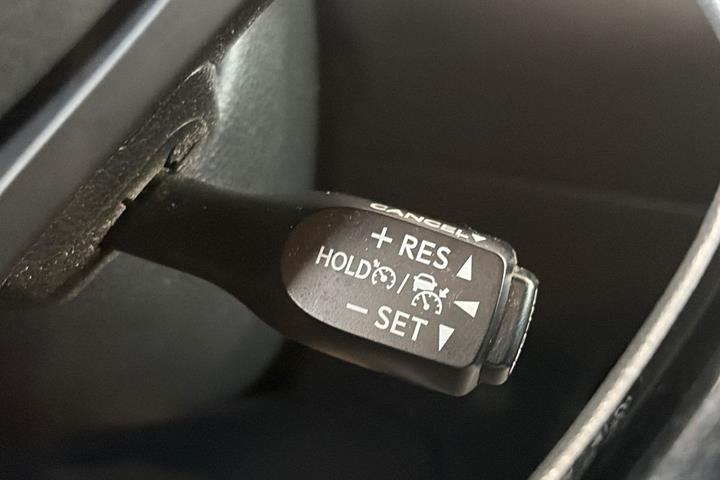Hvid Toyota C-HR fra 2021