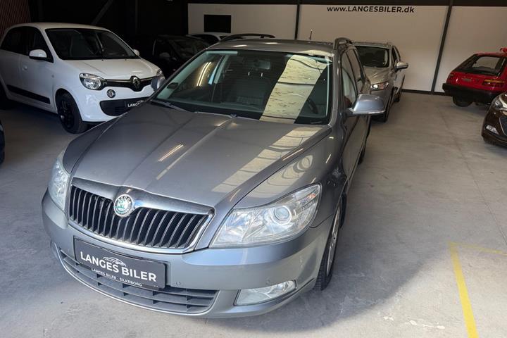 Grå Skoda Octavia fra 2013