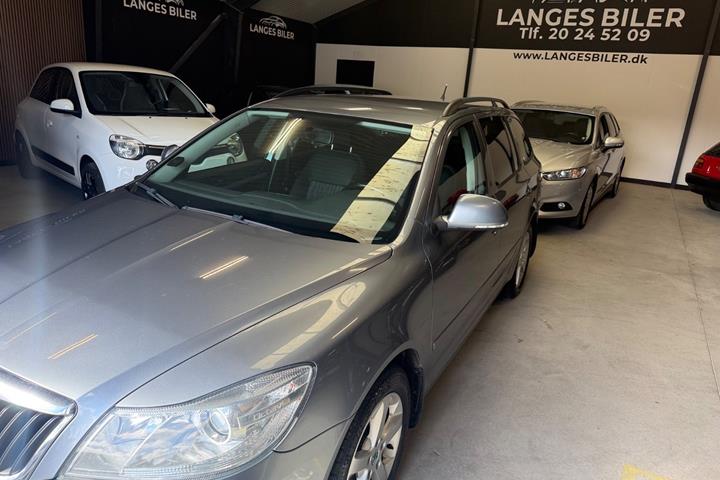 Grå Skoda Octavia fra 2013