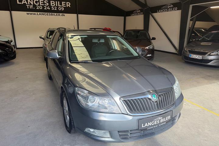 Grå Skoda Octavia fra 2013