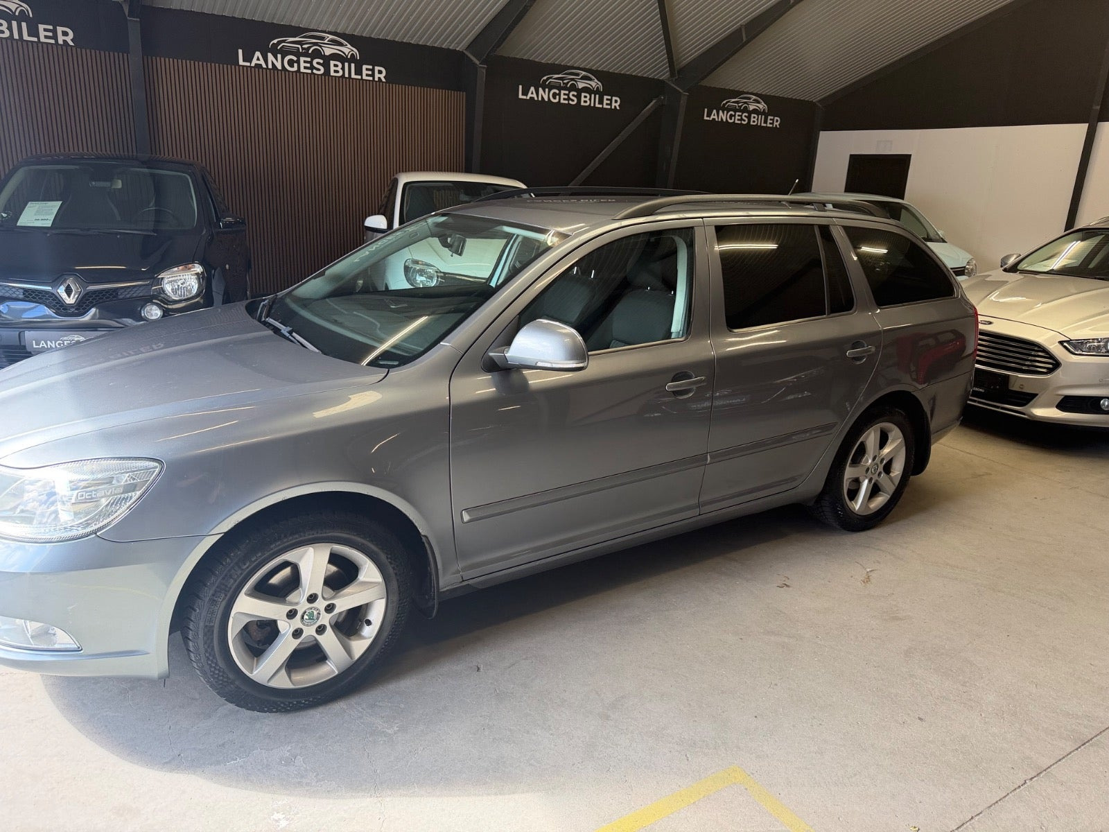 Grå Skoda Octavia fra 2013