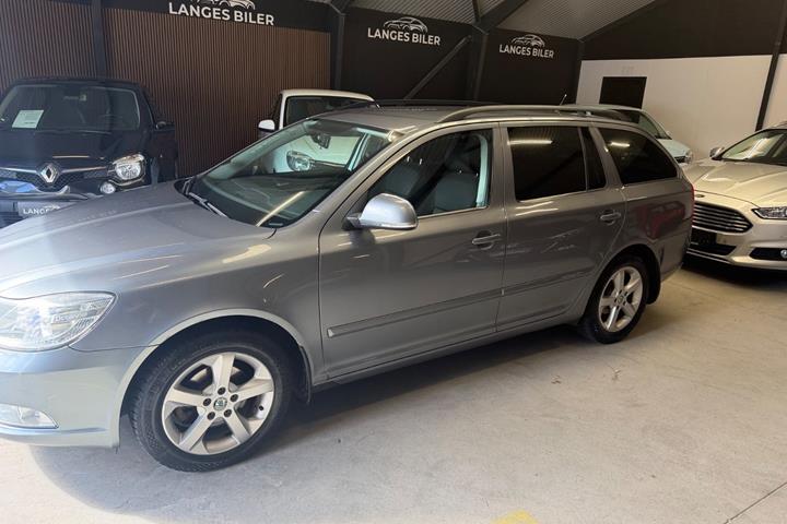 Grå Skoda Octavia fra 2013