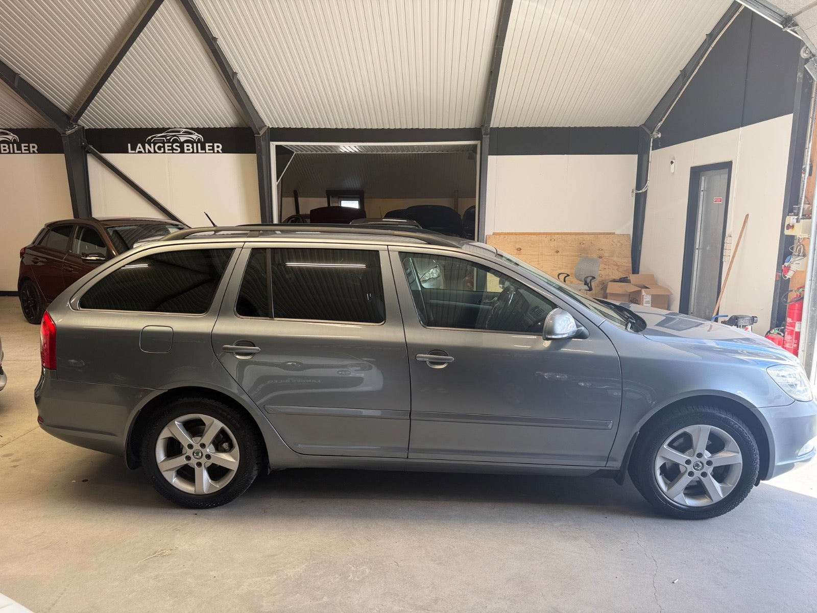 Grå Skoda Octavia fra 2013