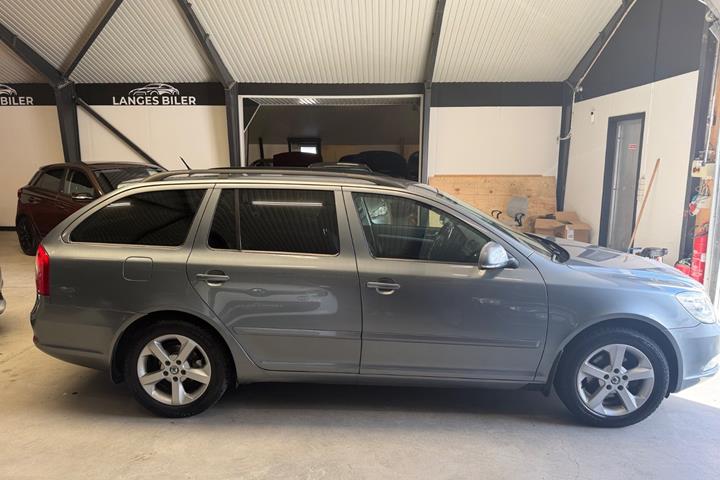 Grå Skoda Octavia fra 2013