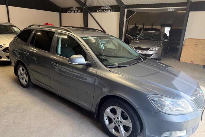 Grå Skoda Octavia fra 2013