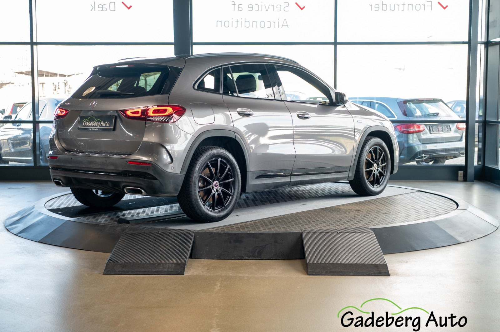 Grå Mercedes GLA250 e fra 2021