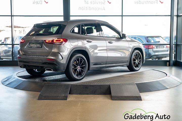 Grå Mercedes GLA250 e fra 2021