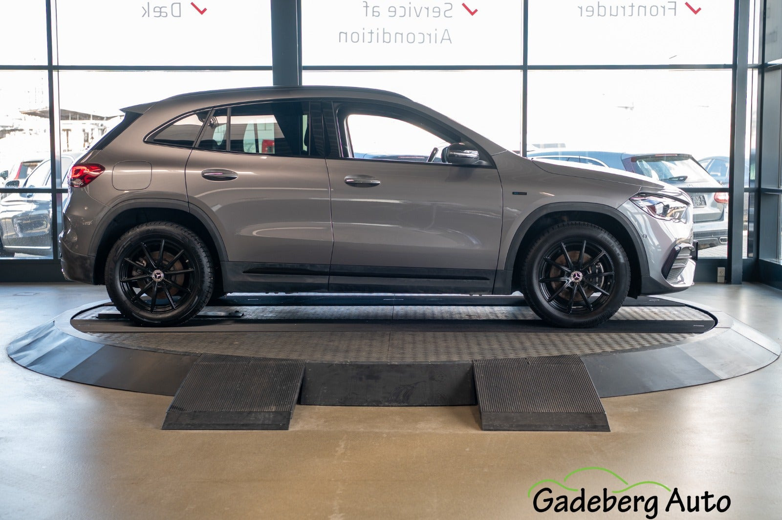 Grå Mercedes GLA250 e fra 2021