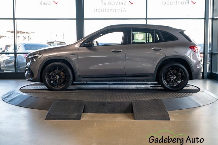 Grå Mercedes GLA250 e fra 2021