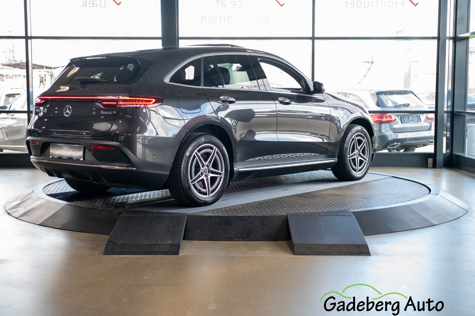 Grå Mercedes EQC400 fra 2021