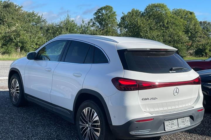 Hvid Mercedes EQA250+ fra 2024