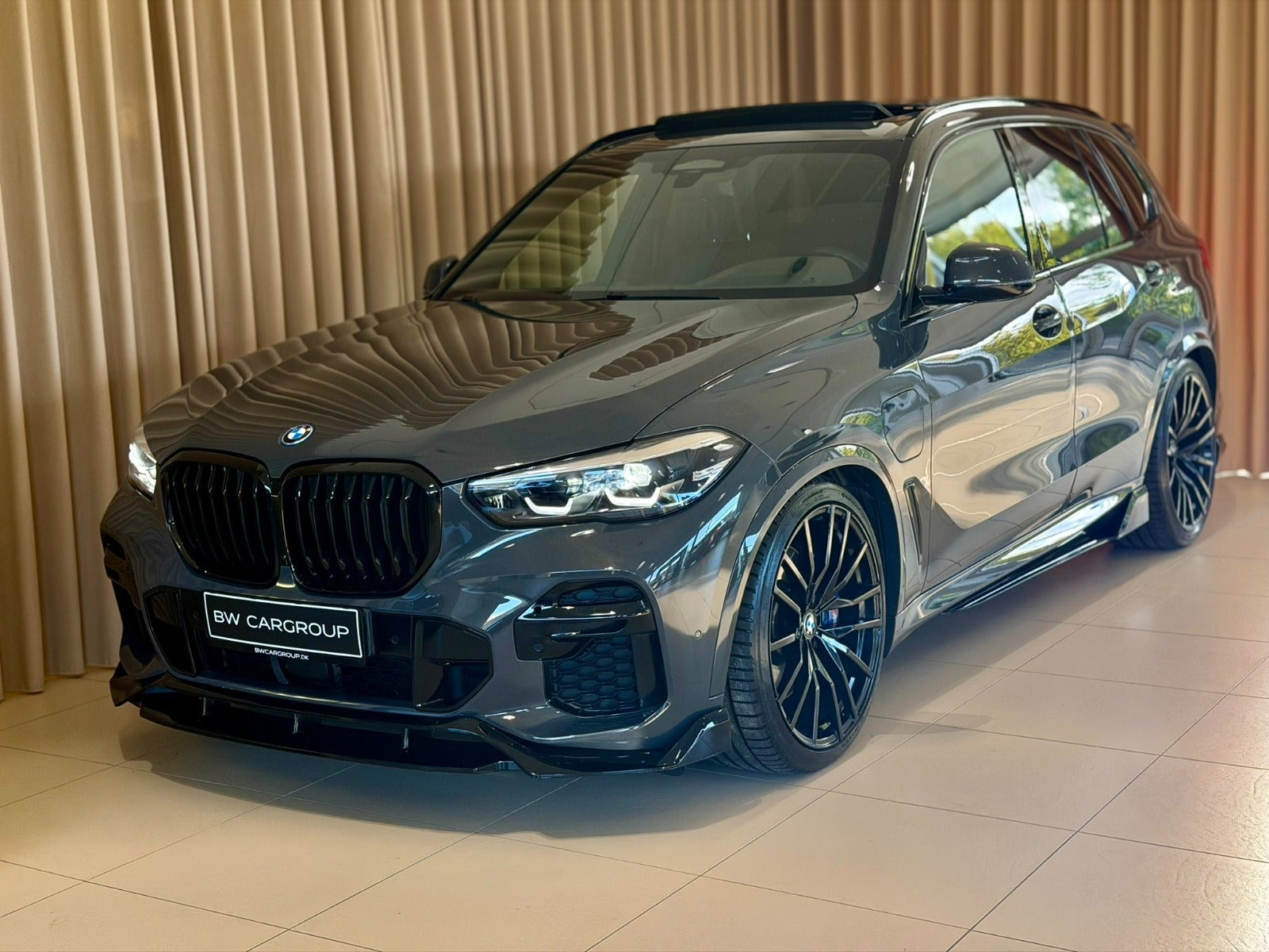 Grå BMW X5 fra 2022