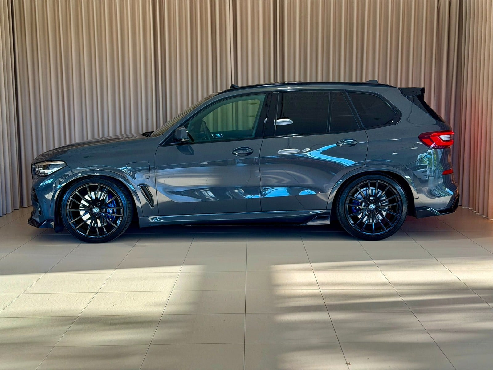 Grå BMW X5 fra 2022