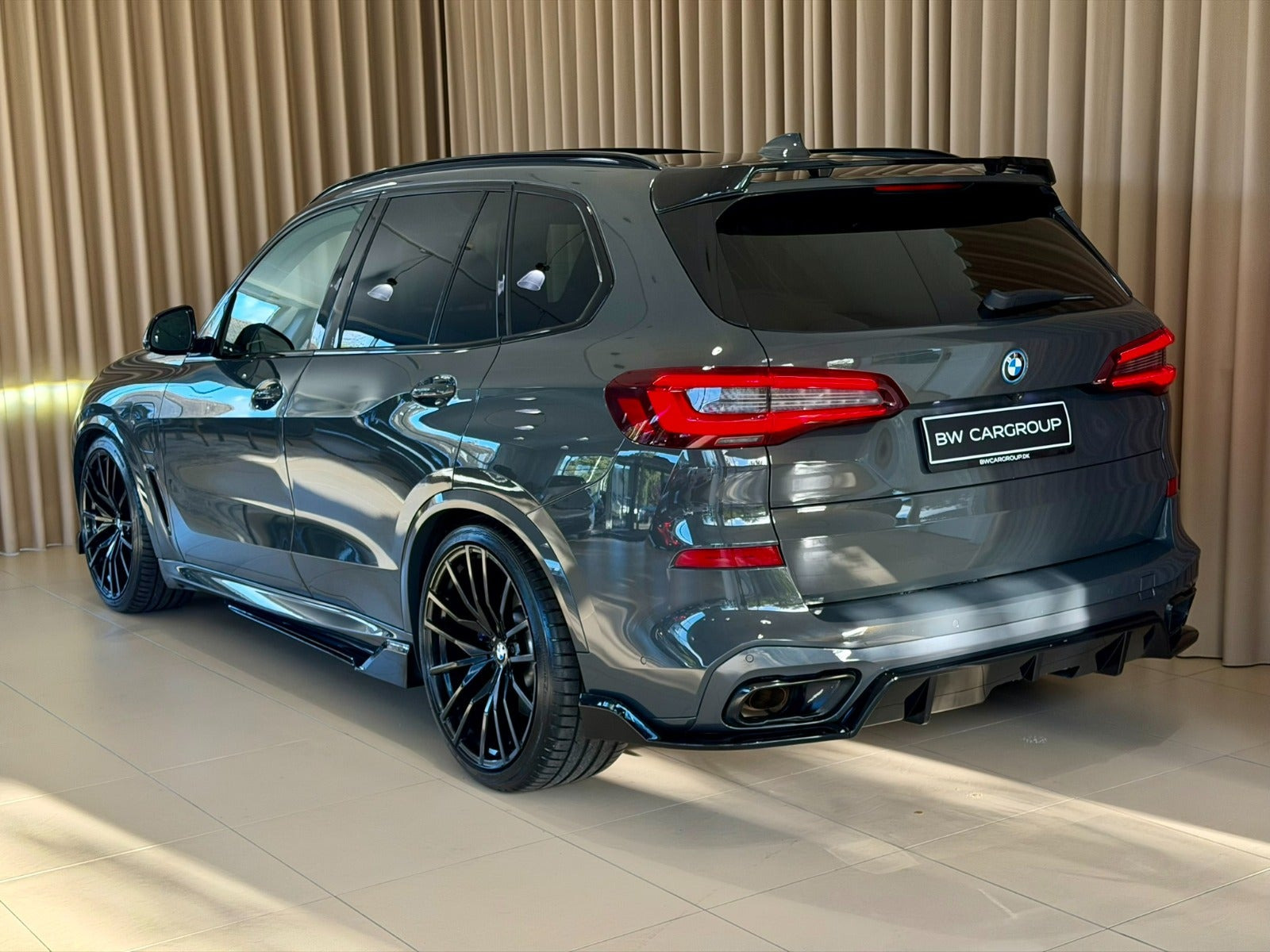 Grå BMW X5 fra 2022