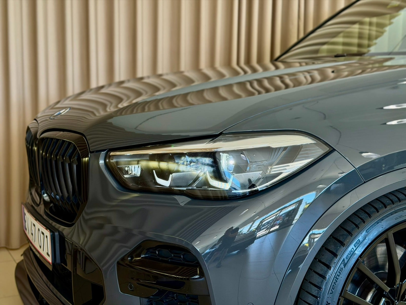 Grå BMW X5 fra 2022
