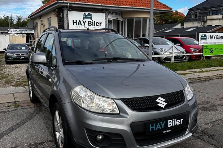 Grå Suzuki SX4 fra 2011