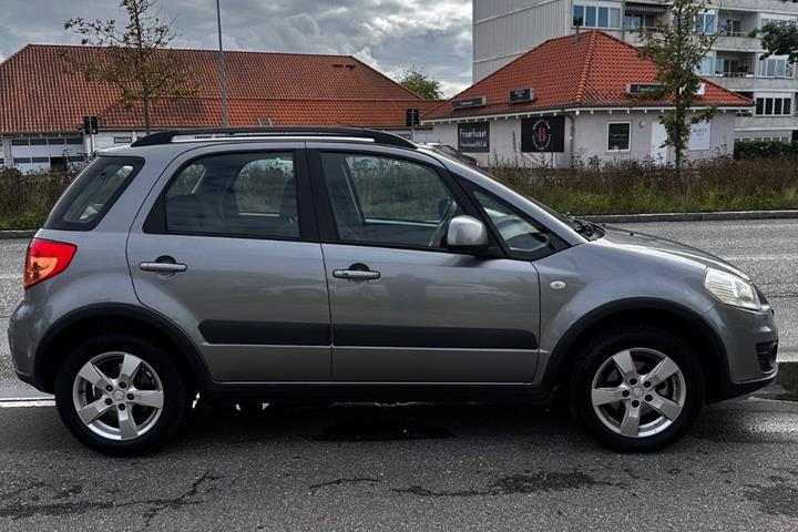 Grå Suzuki SX4 fra 2011
