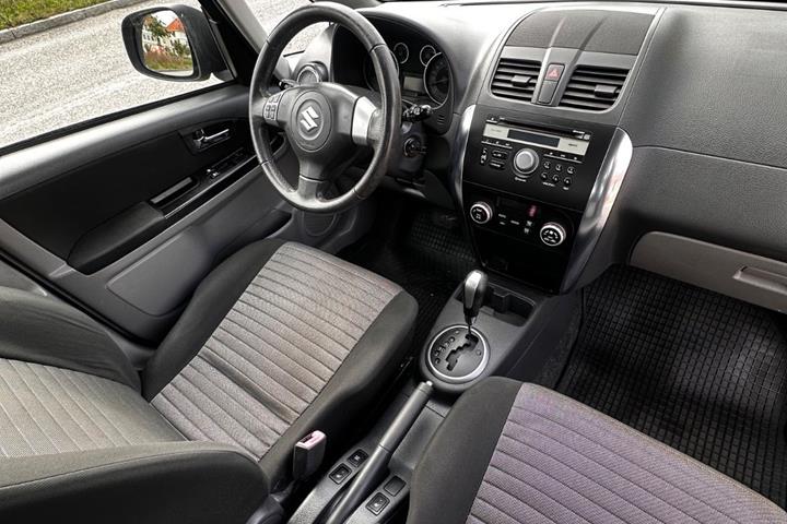 Grå Suzuki SX4 fra 2011