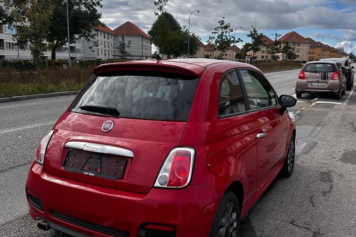 Rød Fiat 500 fra 2014