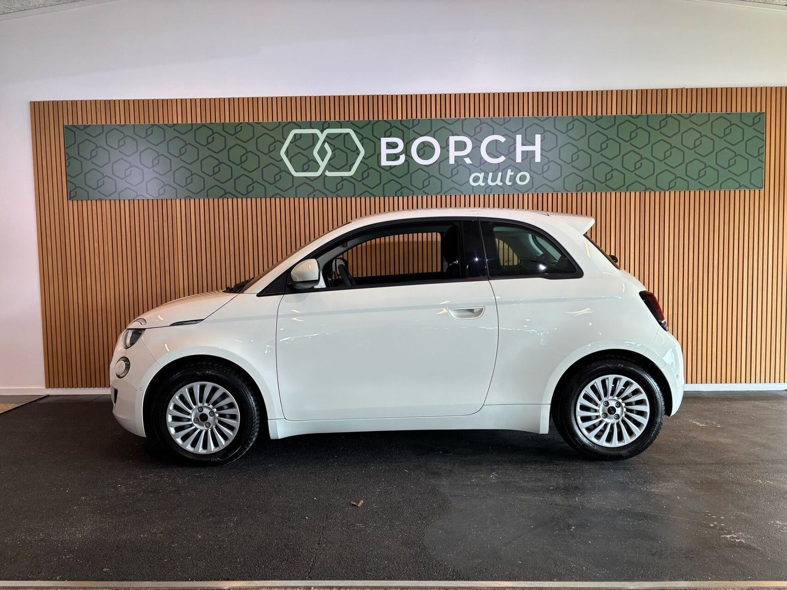 Hvid Fiat 500e fra 2023