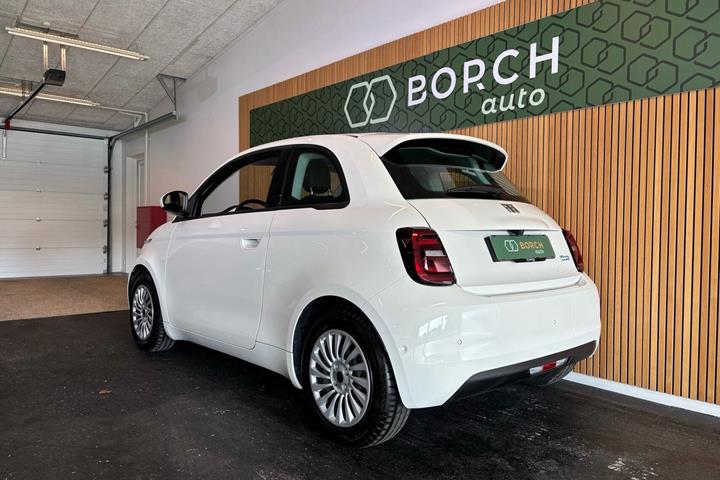 Hvid Fiat 500e fra 2023