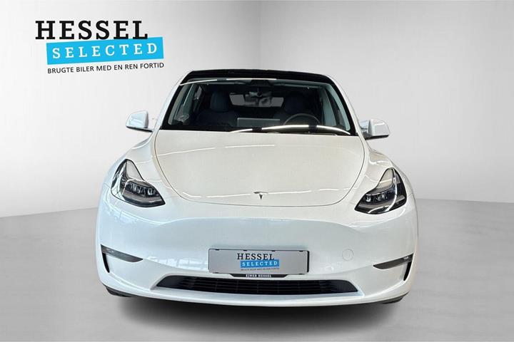 Hvid Tesla Model Y fra 2023