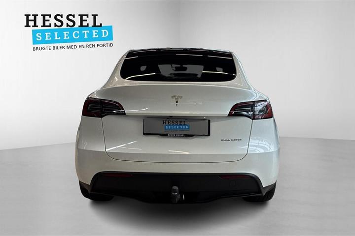 Hvid Tesla Model Y fra 2023