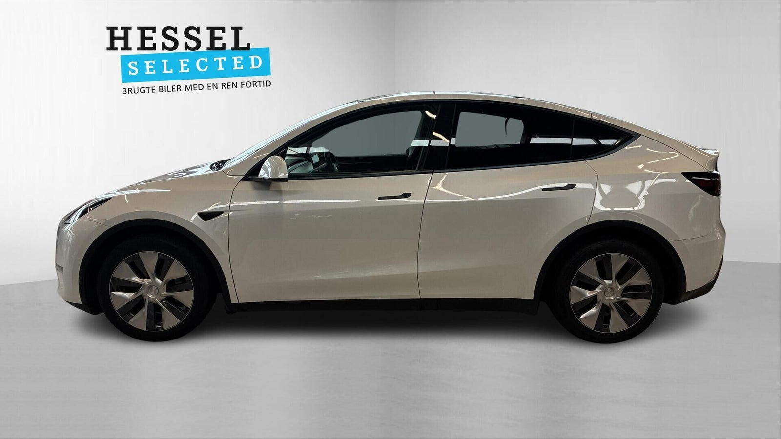 Hvid Tesla Model Y fra 2023