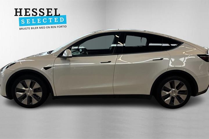 Hvid Tesla Model Y fra 2023