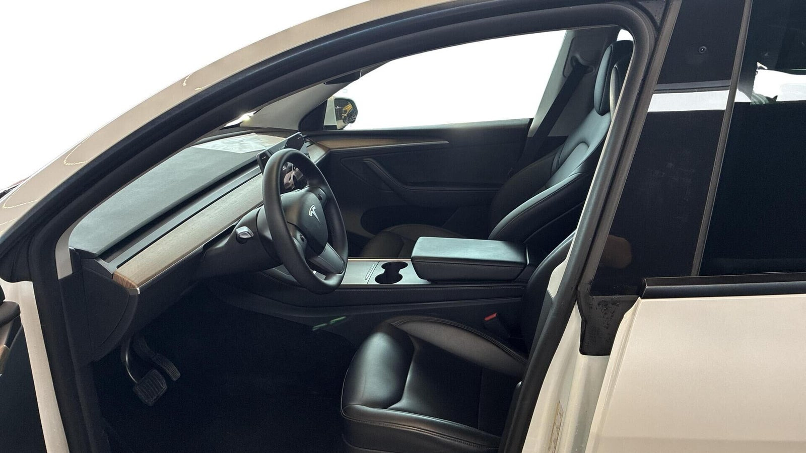Hvid Tesla Model Y fra 2023